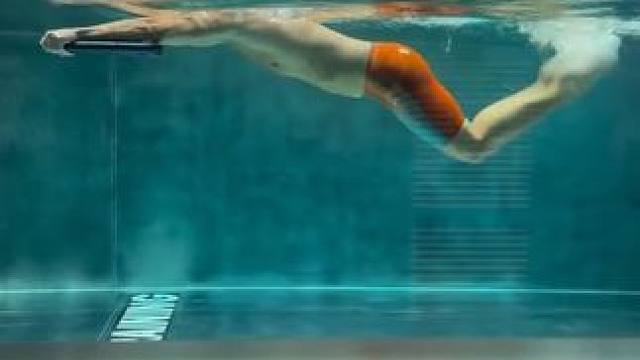 两种蝶泳打腿动作，你能看出前面的正确还来后面的？ #蝶泳打腿 #游泳 #游泳训练 #蝶泳打腿练习