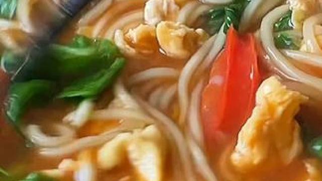 今天做了酸汤番茄面，酸香浓郁，越吃越想吃 