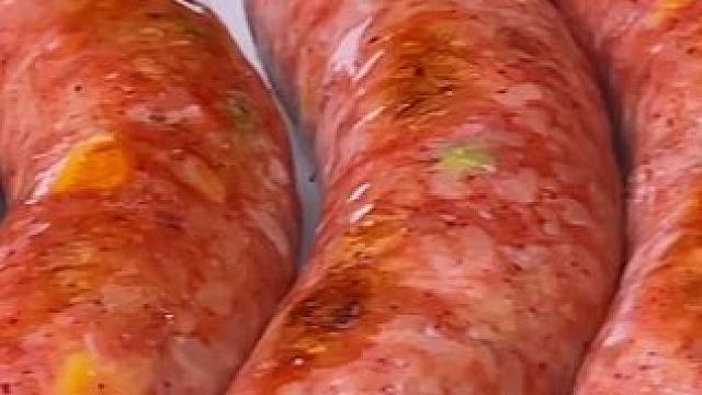 烤肠自己在家做，不放添加剂，干净安全又放心，做法非常简单 