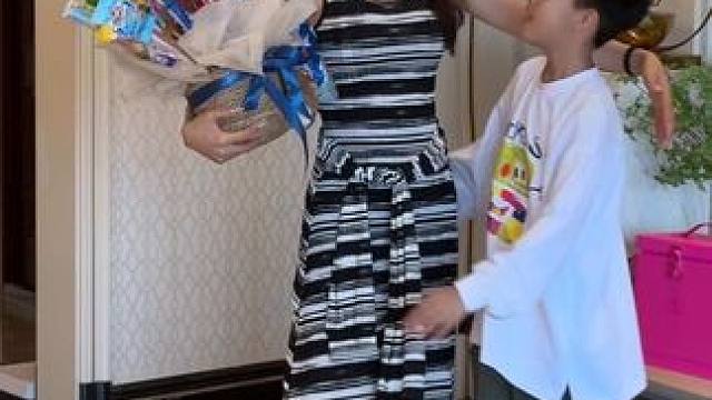 “每个节日我都想认真陪你过
有人说仪式感是爱存在的证据
它不是物质满足，而是精神滋养
我一直认为父母