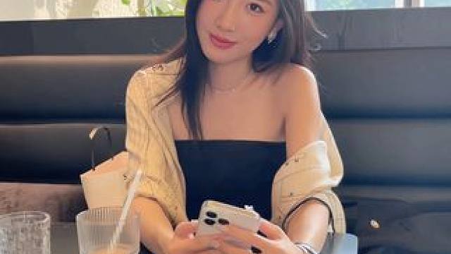 平底鞋给的舒适感 就像这段毫无修饰的原视频 无需过度的解读 就是一种怅然的松弛感