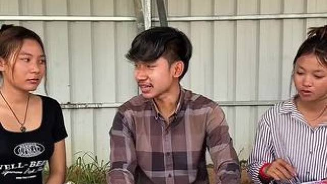 东南亚矮子哥哥 两个老婆。#我的乡村生活 #原创视频 #我的日常生活 #乡村喜剧