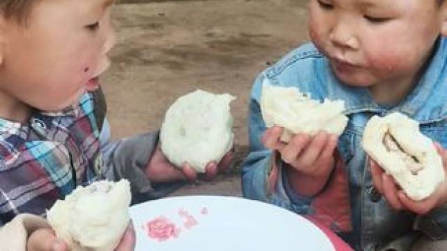 今天蒸包子给孩子吃。#农村娃