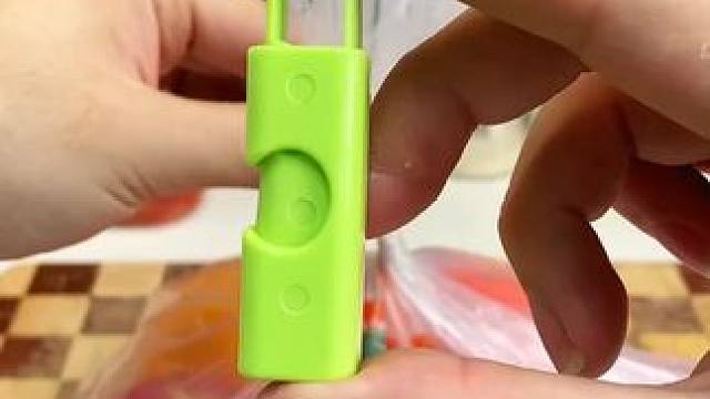 这个食品密封夹可太实用了，操作简单，密封性好，简直是家家必备！
 #厨房小工具  #厨房好物  #厨