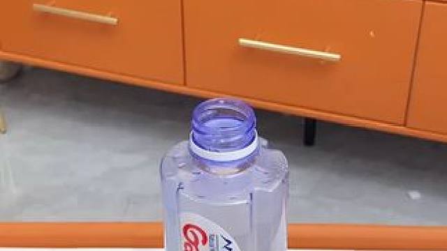 加湿器 拧在水瓶上就能用的加湿器你见过嘛?小巧便槜很安静，出门带上也方便。#水瓶加温器 #甜甜圈加湿