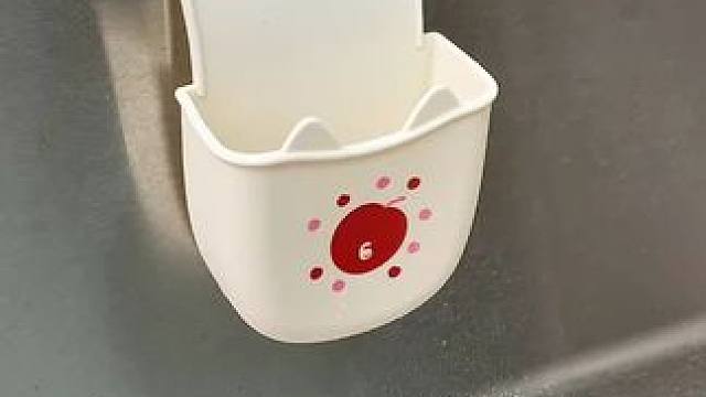 沥水篮挂袋 海绵擦钢丝球没地方放，可以用这个沥水篮挂袋，硅胶材质没有异味，自带沥水篮，干净又卫生！#