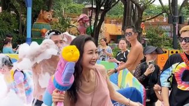 #明星也来打卡时尚水上乐园啦  这么多明星都在，此刻想去水上乐园的心达到了顶峰！#跟着明星打卡新时尚