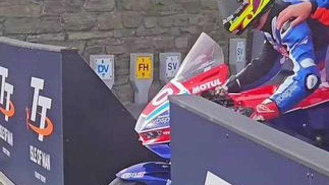 2025曼岛TT激战正酣，沉浸式近距离感受各赛段的炽热瞬间，引擎轰鸣震彻赛场！#曼岛TT #2025