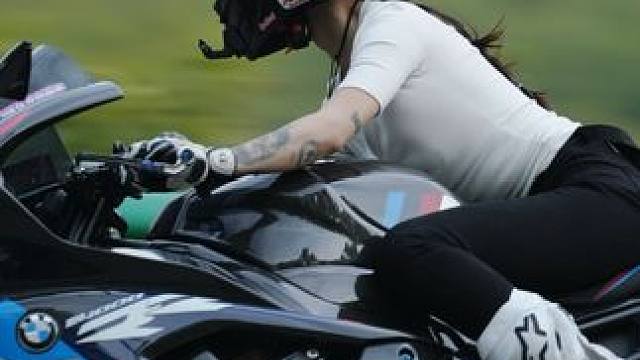 一眼就很哇塞的机车小姐姐 #骊山追焦 #骊山大铁门 #西安女骑 #m1000rr雷霆版 #该行为存在