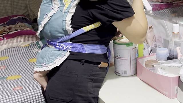 冲奶粉先放水后放奶粉，严格按照比例冲泡