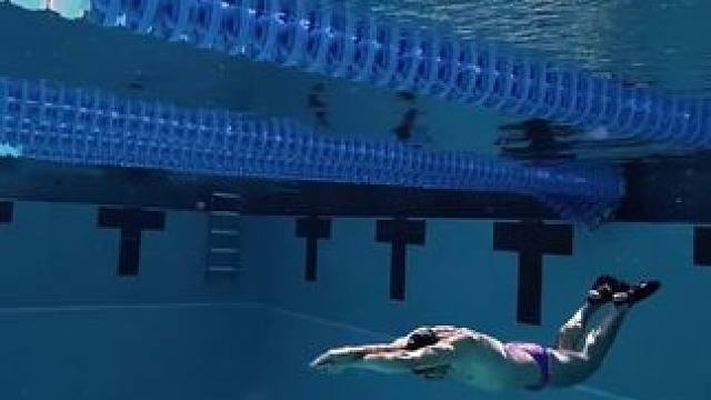 水下视角欣赏海豚腿动作，真的好丝滑呀！ #海豚腿 #游泳 #游泳打腿 #游泳训练