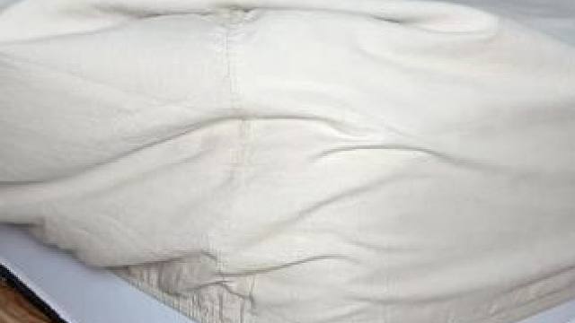 找到的这款隐形床单固定器真的太好用了，不伤床单不留痕迹，床垫下面一压就能一直重复使用了！