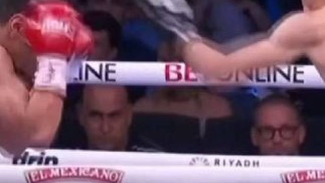 最新拳击比赛：阿赫马达利耶夫VS卡斯蒂略，超最轻量级，2次击倒，KO结束！