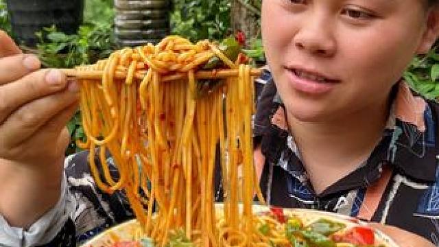 做一大碗辣椒拌粉，配着凉拌折耳根叶太香了 #美食 #农村生活 #野菜