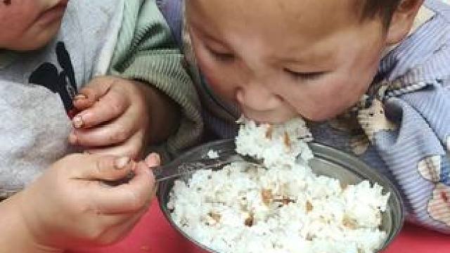 今天炒炒饭给孩子吃。#农村娃#不挑食的孩子