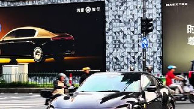 高性能版，小米yu7惊艳亮相杭州街头#dou是好车 #小米yu7 #法拉利purosangue