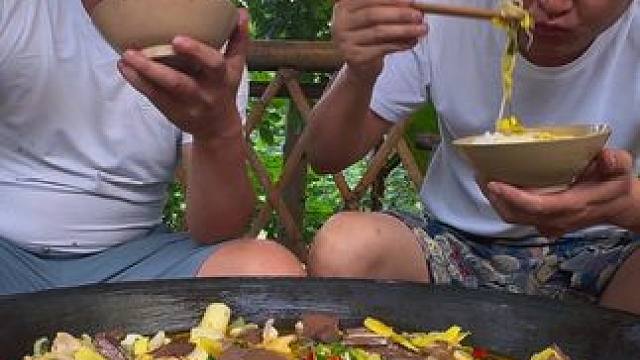 鸭血搭配肥肠这样炖，一口就上瘾，下饭太爽了！ #新农人计划2025 #农村的美食生活 #人间烟火 #