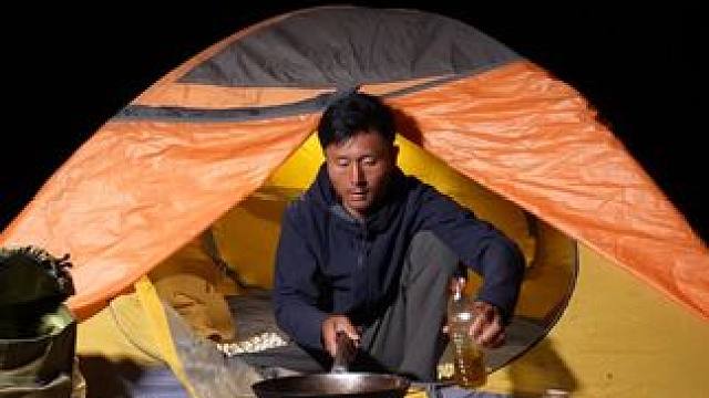 骑行新疆，走小路来到天山深处，晚上山顶搭帐篷做爆炒牛肉吃 #刘伟元的旅行 #骑行新疆 #长途骑行 #