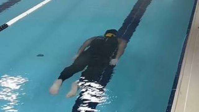 一口气潜游50米距离，沉浸式感受蛙式动作的丝滑感！ #蛙泳 #游泳 #游泳训练 #蛙泳训练