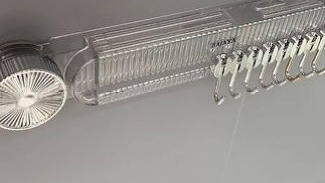 多功能吸盘刀架 可以换位置的多功能吸盘刀架，承重力强，家里的大小刀具都能上墙收纳，下面一排挂钩还能挂