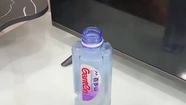 加湿器 拧在水瓶上就能用的加湿器你见过嘛?小巧便槜很安静，出门带上也方便。#水瓶加温器 #甜甜圈加湿