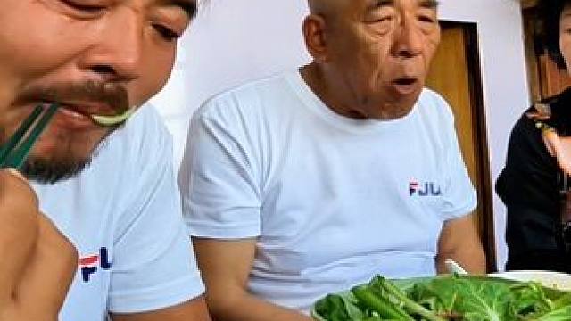 东北一家人又开饭啦，剩菜剩饭吃着更香#开饭了家人们 #嘎嘎香啊