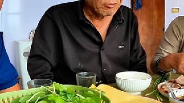 东北人的的晚餐，不管吃啥都要喝点，#开饭了家人们 #吃肉喝酒