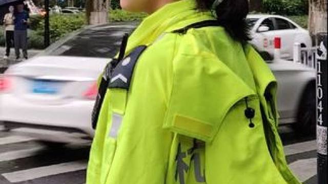 雨西湖逛了半天，峰回路转处遇到老朋友喜羊羊警官，看她如此专注的工作态度，真让人放心欢喜。#杭州女交警