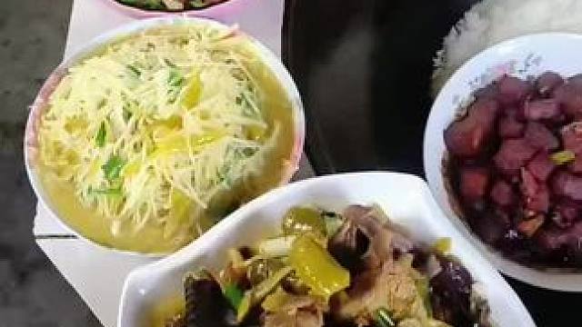 有一种幸福，叫陪伴父母，唯有珍惜当下，才不会留下遗憾，有空常回家看看，陪他们吃顿饭，聊聊天#农村美食