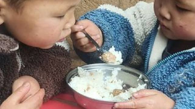 小双叫大双给他喂肉。#农村娃