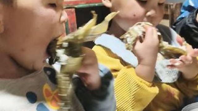 双双喜欢吃棕子。#农村娃