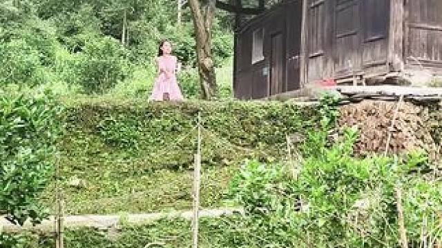 记得小时候，家家户户都坐在门口吃饭，还有端着饭碗到处走，热闹非凡，长大后才发现，这已经是曾经的一种回