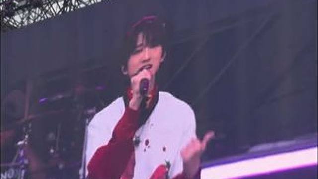 没有人听到《让我留在你身边》会忍得住不合唱吧！#黄朔 #北京奇遇海音乐节 #奇遇海音乐节