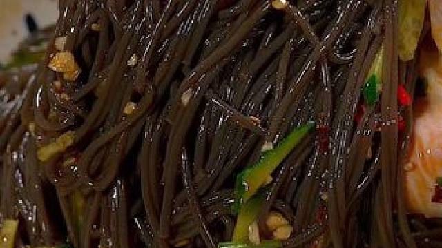凉拌蕨根粉丝 这天气一热，没胃口吃饭的时候，我就会做这道凉拌蕨根粉丝，劲道爽滑，酸辣过瘾#太好吃了