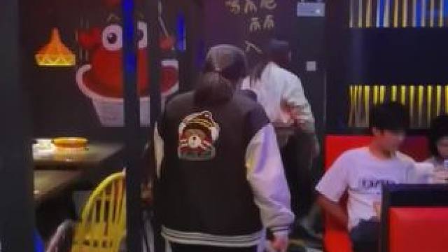 嘿，赖胖子有活动，100元代金券95元。消费能省钱，不管吃饭还是买好物都合适，便宜不占亏，快抢券！#