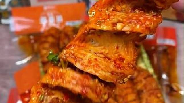 又香又辣有嚼劲完全不硬外酥里嫩满口爆汁！#妈呀太香了 #吃货必备 #追剧小零食 #零食推荐