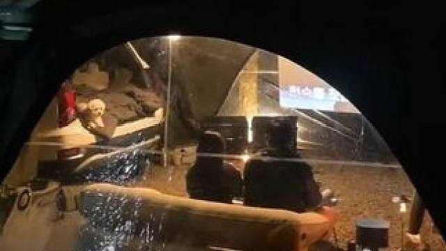 情侣在大雨中露营，豪华巨型汽车帐篷搭建庇护所 #户外露营 #汽车帐篷 #雨天露营 #情侣露营 #解压