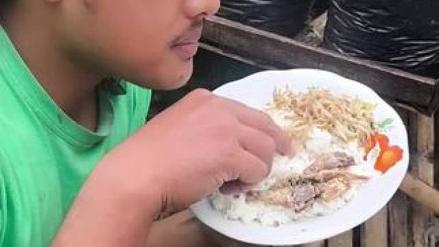 东南亚野菜哥 #我的乡村生活 #农村美食记录生活 #光盘行动妈呀太香了 #大口吃肉感觉真好 #傣家美