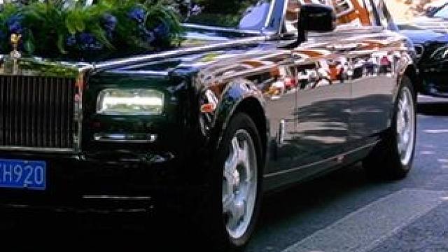 好久没有看到别人结婚了 看到结婚真好 劳斯莱斯幻影 做头车 还是比较大气的 #街拍豪车  #dou是