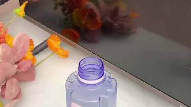 拧在水瓶上就能用的加湿器 拧在水瓶上就能用的加湿器你见过嘛?小巧便槜很安静，出门带上也方便。#水瓶加