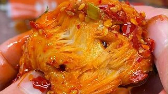 裹满了孜然和辣椒的湖南特产爆辣烤面筋！真的香迷糊了#妈呀太香了 #吃货必备 #零食推荐 #追剧小零食