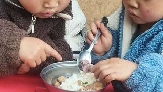 小双要吃大陀的，大双吃了一陀小的，大双有点不高兴了。#农村娃