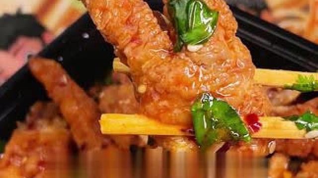 口感软糯又有嚼劲，香辣味刺激味蕾，越吃越上头！#小石头 #虎皮凤爪 #零食推荐