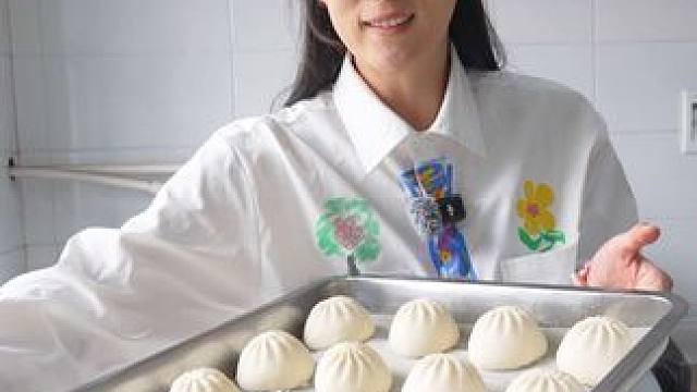 春耕的时候，人休机不休，中午大家吃的是自己土地里种出的小麦包的包子～几百个包子送到田间地头，这是农耕