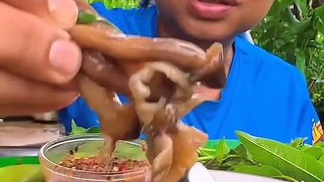 剁椒辣酱️鱼露煮蘑菇 #美食 #泰国美食 #户外美食 #内容启发搜索