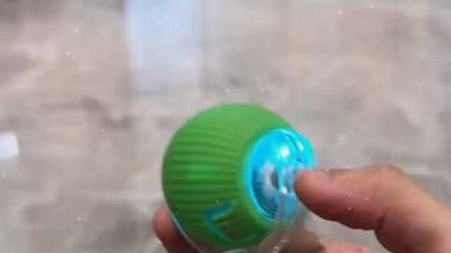 有了这个自动逗猫球啊，我下班回家再也不用逗猫了！#逗猫神器 #猫玩具 #萌宠好物 #自动逗猫球