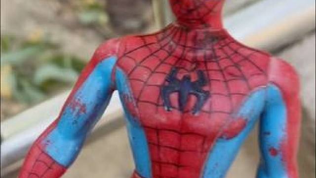 河边牌子上写着河边禁止玩耍贝利亚还带蜘蛛侠他们来玩太危险了 #奥特曼 #蜘蛛侠 #儿童玩具