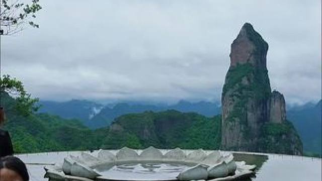 登临绝顶观云涌，始信人间有仙山。神仙居，风景秀丽，山水奇特，云雾缭绕仙境现。