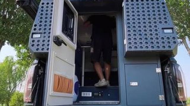 天干物燥，小心脚滑！#房车旅行 #皮卡房车 #户外露营 #自驾游
