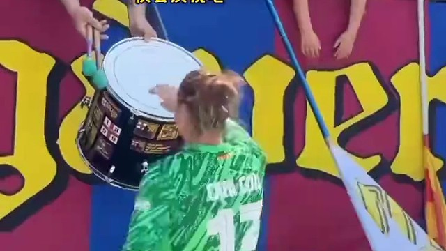 球迷太懂了！胜利后主动递鼓给#足球